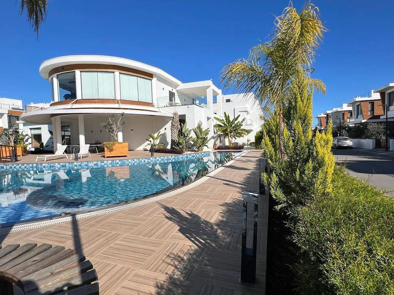 Poolbereich der Orchard Anlage