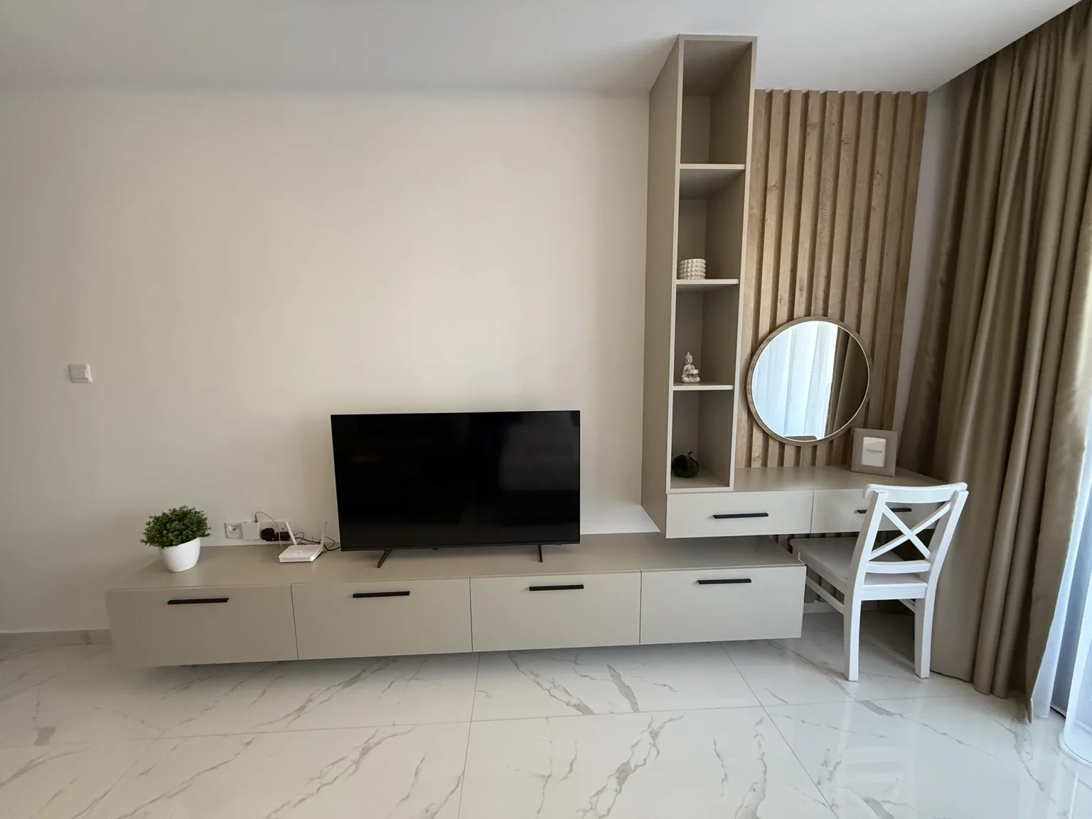 TV und Schreibtisch